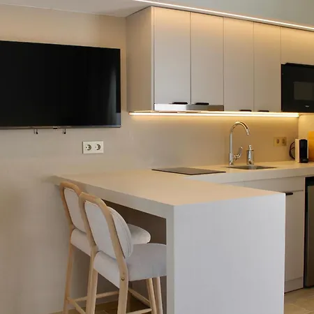 Makai Aparthotel 4*